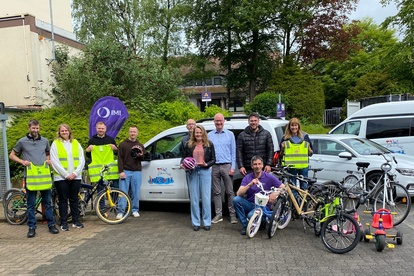 „One Big Team“: Mitarbeiter spenden Fahrräder für Kinder und Jugendliche
