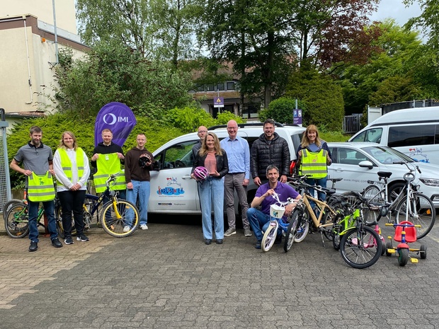 „One Big Team“: Mitarbeiter spenden Fahrräder für Kinder und Jugendliche